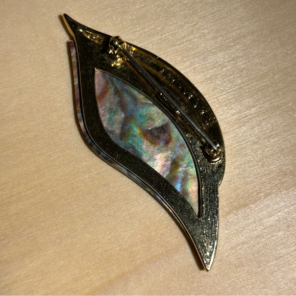 Abalone (red dyed) and crystal gold tone brooch by Butler (signed) - Picture 6 of 7